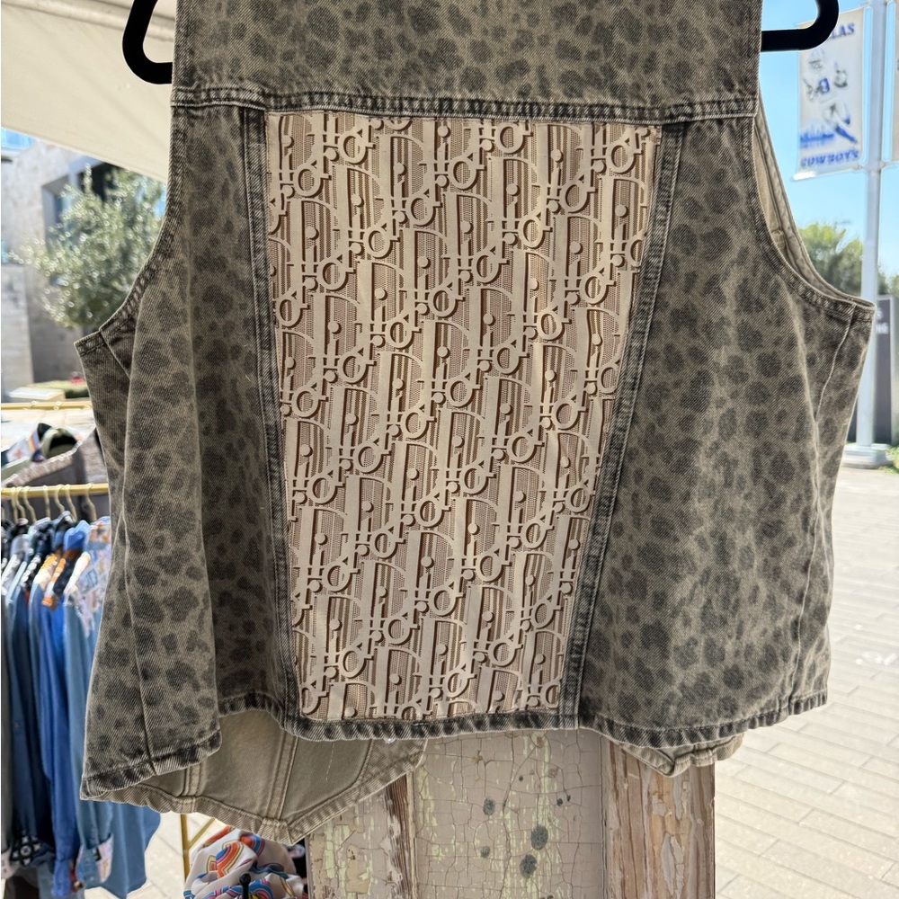 Universal Thread Gray Animal Print Vest - Picture 5 of 8